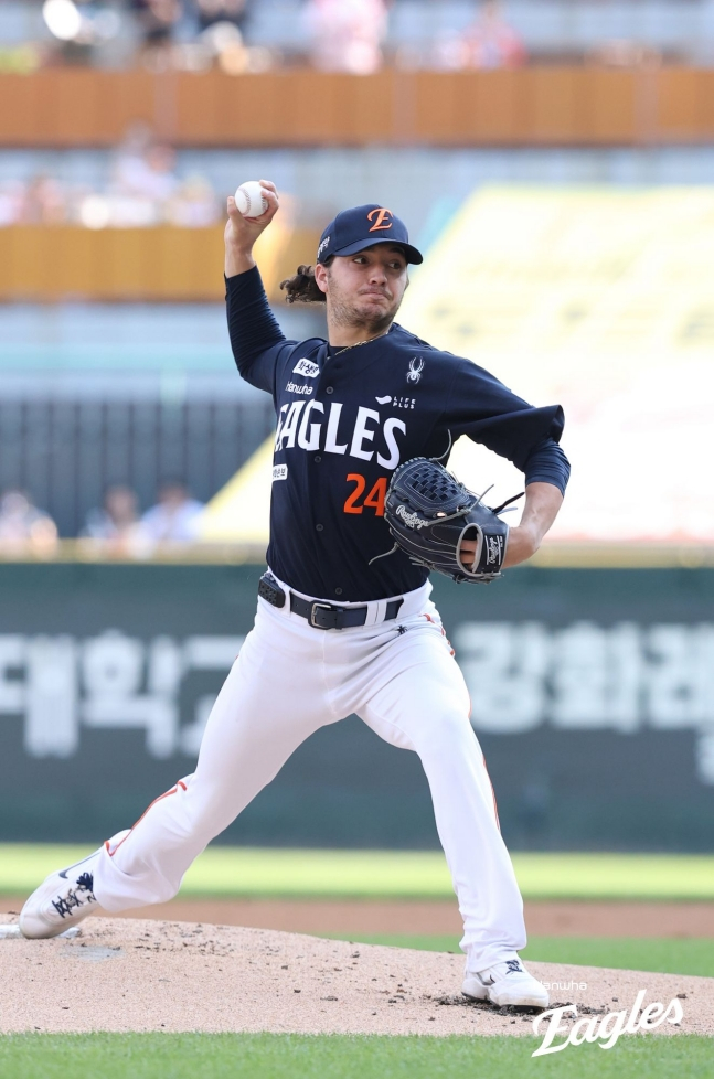 Питчер Hanwha Eagles Оуэн Уайт (справа) выступает против SSG Landers на поле SSG Landers в Инчхоне 27-го числа в матче посещений лиги SOL KBO Shinhan 2026 года. /Фото = Предоставлено Hanwha Eagles