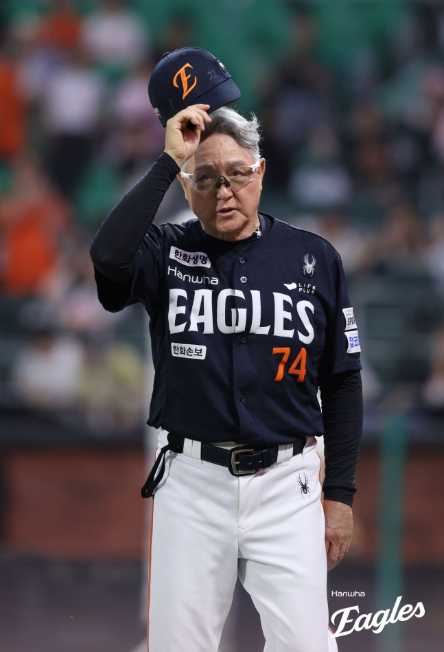 Hanwha Eagles manager Kim Kyung-moon removes his hat and greets away fans after securing an 8-1 victory over SSG Landers in a 2026 Shinhan SOL KBO League away game at SSG Landers Field in Incheon on the 27th. /Photo=Hanwha Eagles