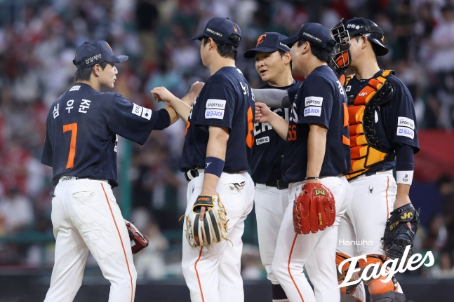Hanwha Eagles players celebrate together with a Haeifa after securing an 8-1 victory over SSG Landers in a 2026 Shinhan SOL KBO League away game at SSG Landers Field in Incheon on the 27th. /Photo=Hanwha Eagles