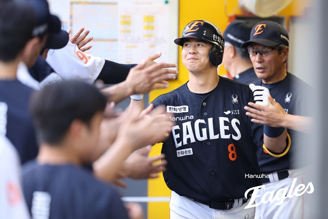Hanwha Eagles' Noh Si-hwan (center) hits a crucial solo home run in the bottom of the 7th inning during the 2026 Shinhan SOL KBO League away game against SSG Landers at SSG Landers Field in Incheon on the 27th, receiving congratulations from teammates in the dugout. /Photo=Hanwha Eagles