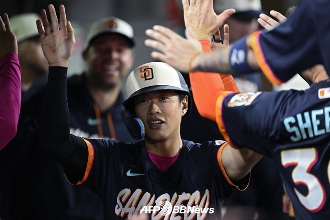 Song Sung-moon (San Diego Padres) recibe las felicitaciones de sus compañeros tras anotar en el octavo inning del partido de local de la Major League Baseball (MLB) de 2026 contra los Los Angeles Dodgers, disputado el 27 en el Petco Park de San Diego, California, Estados Unidos. /AFPBBNews=NEWS1