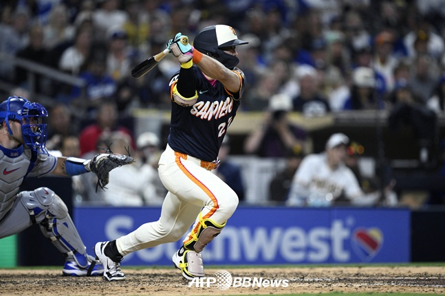 Song Sung-moon (San Diego Padres) conecta un remolque clave de dos carreras en el octavo inning del partido de local de la MLB de 2026 contra los Los Angeles Dodgers, disputado el 27 en el Petco Park de San Diego, California, Estados Unidos. /AFPBBNews=NEWS1