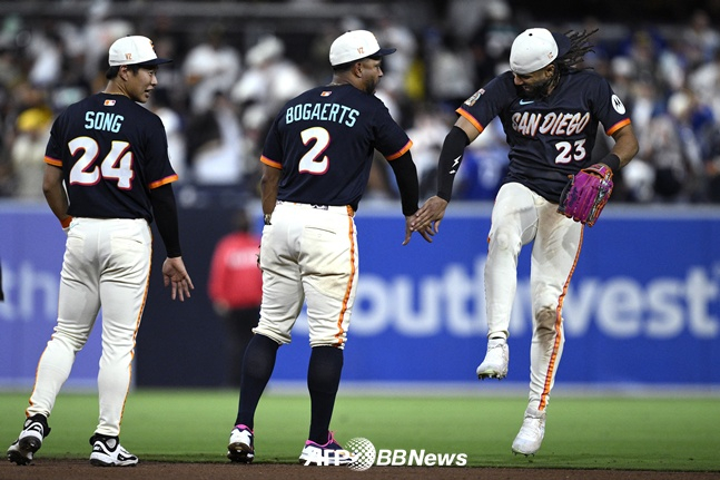 Song Sung-moon (San Diego Padres, a la izquierda) comparte la alegría con sus compañeros tras la victoria en el partido de local de la MLB de 2026 contra los Los Angeles Dodgers, disputado el 27 en el Petco Park de San Diego, California, Estados Unidos. /AFPBBNews=NEWS1