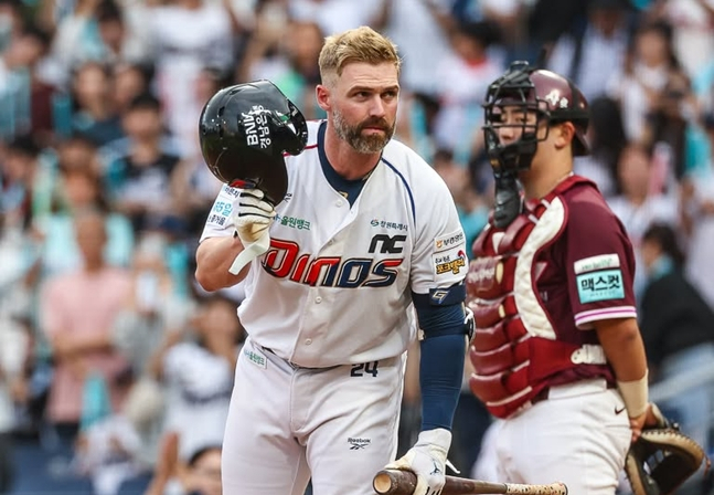 Davidson saludando a los aficionados locales antes de su primer turno al bate el día 26. /Foto=NC Dinos
