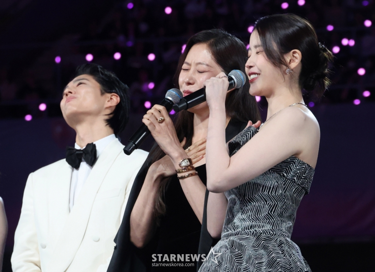 Los actores Park Bo-gum, Mun So-ri y Lee Ji-eun presentan un juego de tres versos (samhaengsi) a petición del presentador en los '10th Anniversary Asia Artist Awards 2025' (10.º Aniversario Asia Artist Awards 2025, '10.º AAA 2025'), organizados por StarNews en el Estadio Nacional de Kaohsiung. / Foto=Kim Jin-kyung kim.jinkyung@