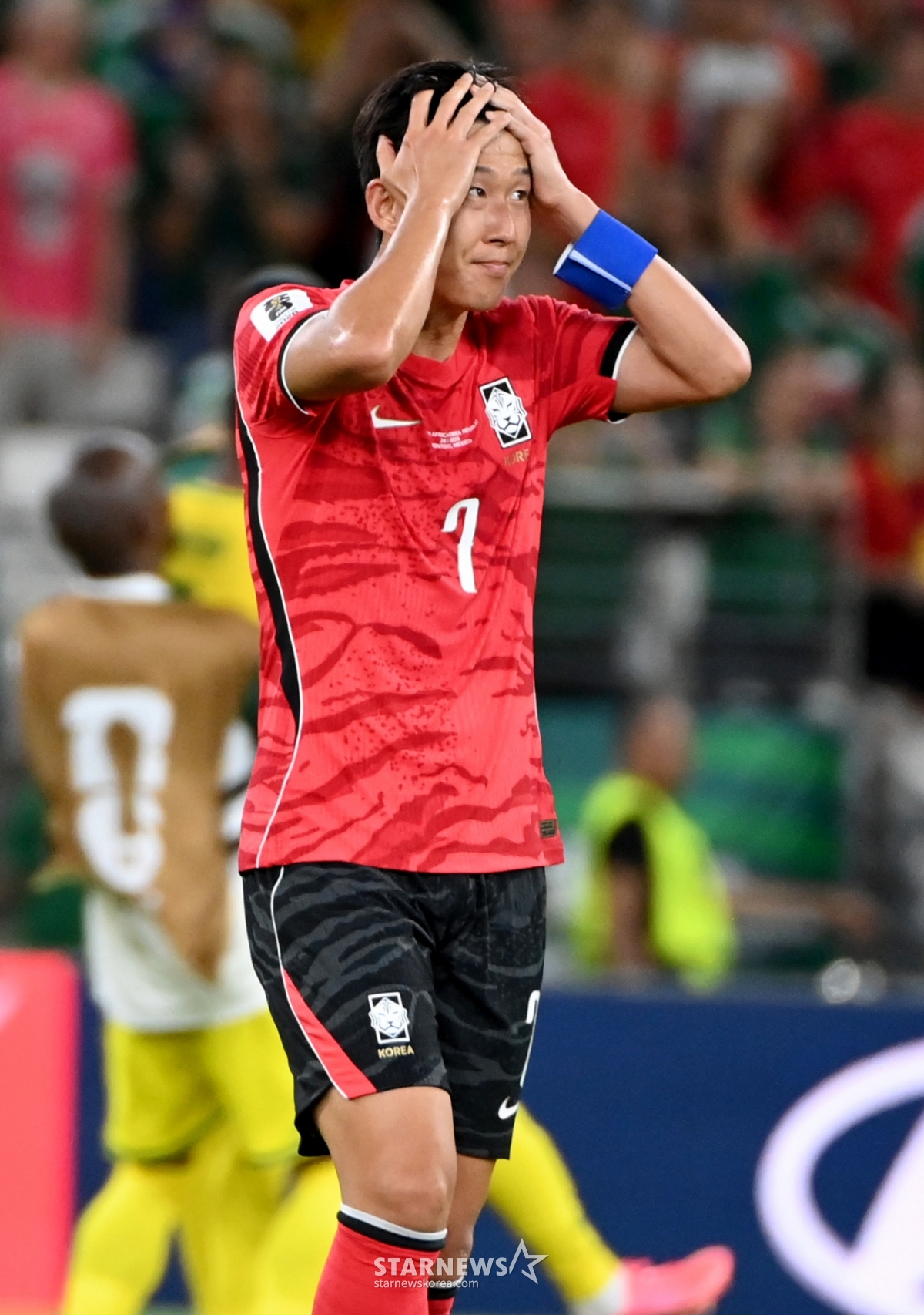 2026年北中米ワールドカップ（W杯）A組3次予選の韓国対南アフリカ共和国戦が25日（韓国時間）、メキシコ·モンテレイのエスタディオBBVAで行われた。  後半戦で先制ゴールを許し、南アフリカに0-1で敗れ、組3位に止まった代表チーム、孫興民（ソン·フンミン）、イェンスら代表チームの選手たちが残念な表情で試合を終えている。 /写真=キム·ジンギョン待機者