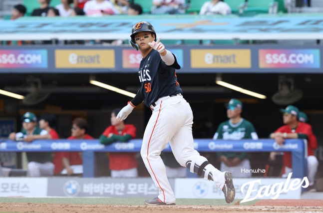 Кан Бэк Хо из Hanwha Eagles начал как четвертый назначенный нападающий в 2026 SOL KBO League против SSG Landers Field в Инчхоне 27-го числа, ударив хоум-ран в 5-м иннинге и жестикулируя к выходу Hanwha. /Фото = Предоставлено Hanwha Eagles