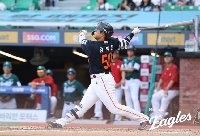 Кан Бэк Хо из Hanwha Eagles запускает хоум-ран в качестве 4-го назначенного нападающего в матче посещения Лиги SOL KBO 2026 против SSG Landers Field в Инчхоне 27-го числа. /Фото = Предоставлено Hanwha Eagles