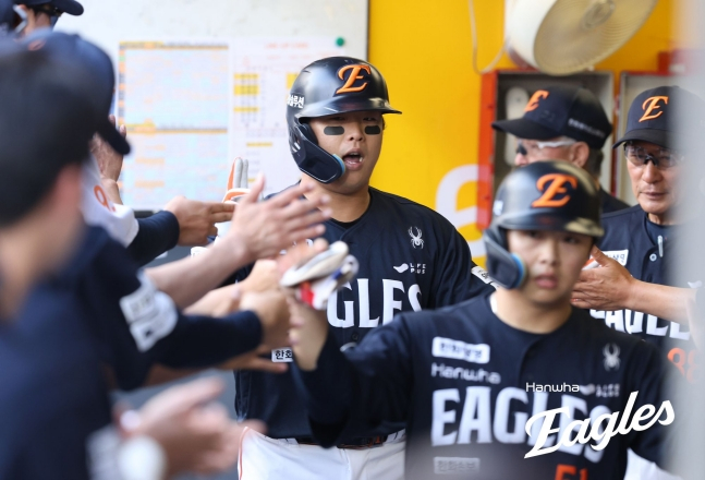 Кан Бэк Хо из Hanwha Eagles начал игру в качестве 4-го назначенного нападающего в 2026 году против SSG Landers на стадионе SSG Landers в Инчхоне, и был встречен коллегами по выходу. /Фото = Предоставлено Hanwha Eagles