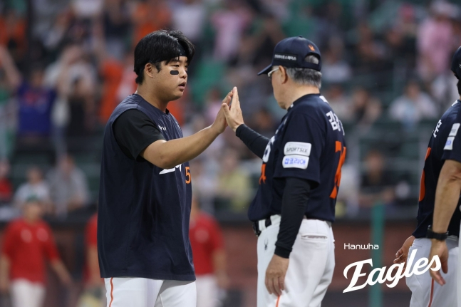 Кан Бэк Хо (слева) из Hanwha Eagles взял верх над тренером Ким Кён Муном после того, как начал играть в качестве 4-го назначенного нападающего в матче визита SSG Landers на поле SSG Landers в Инчхоне 27 числа. /Фото = Предоставлено Hanwha Eagles