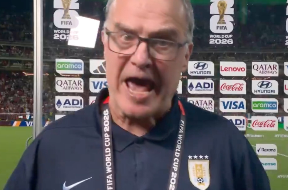 El entrenador Marcelo Bielsa expresa su ira durante una entrevista tras la derrota ante España en el último partido de la fase de grupos del Grupo H de la Copa Mundial de la FIFA 2026 en América del Norte, celebrada el 27 (hora de Corea) en el Estadio Guadalajara de Zapopan, México. /foto=Captura de la transmisión