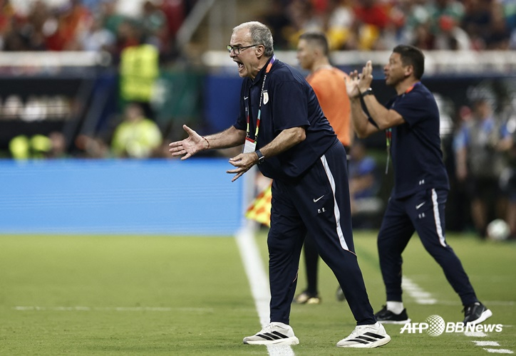 El entrenador Marcelo Bielsa gritando durante el partido. /AFPBBNews=NEWS1