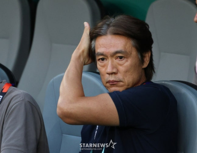2026年北中米ワールドカップ（W杯）A組3次予選の韓国対南アフリカ共和国戦が25日（韓国時間）、メキシコ·モンテレイのエスタディオBBVAで行われた。 洪明甫（ホン·ミョンボ）監督が思いにふけったままグラウンドを見つめている。 /写真=キム·ジンギョン待機者