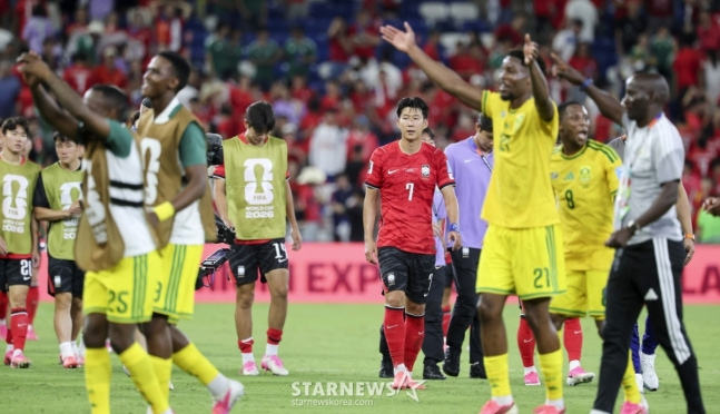 Son Heung-min (number 7 in the center) looks disappointed after the defeat. /Photo=Chief correspondent Kim Jin-kyung