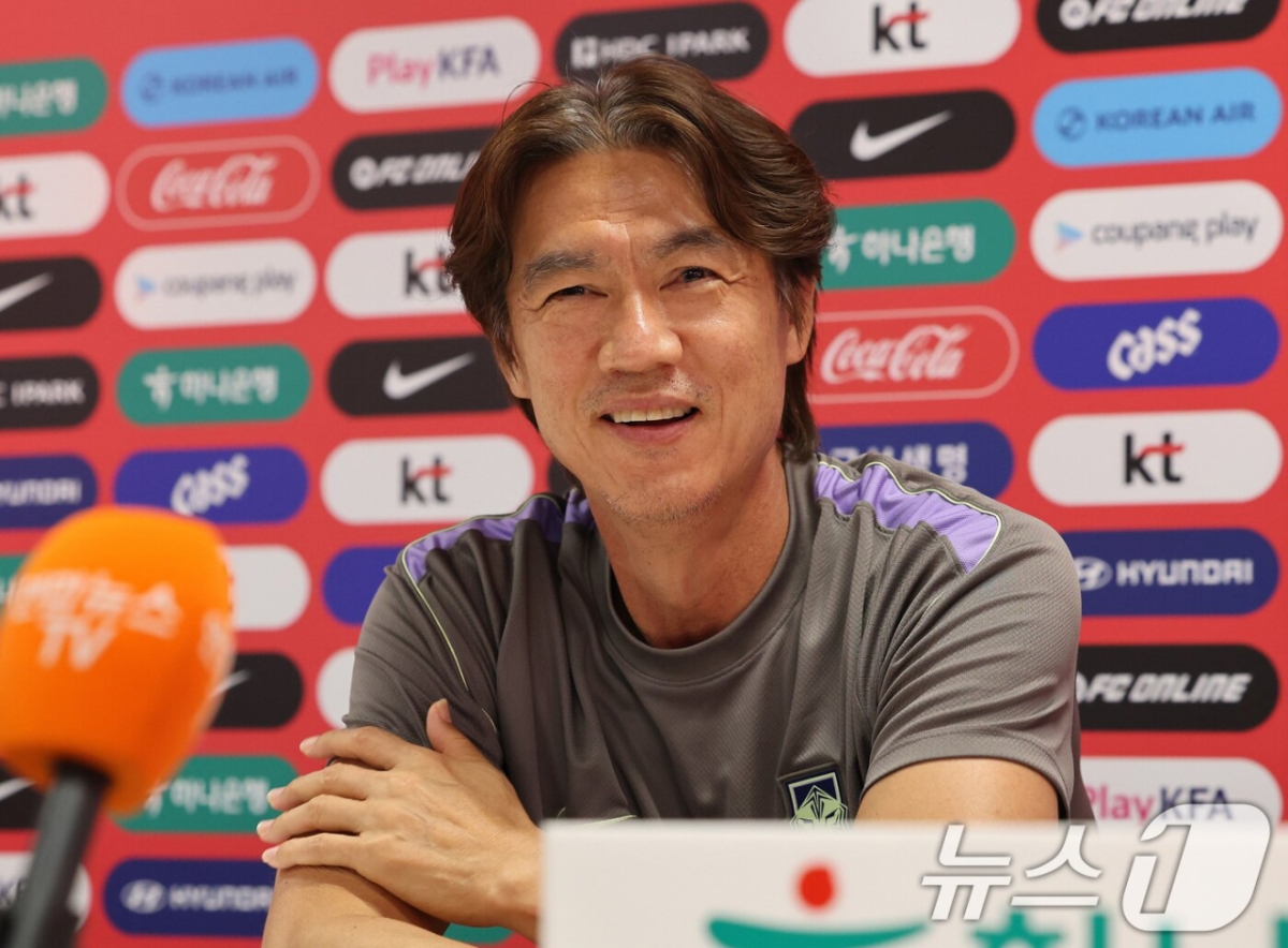 El entrenador Hong Myung-bo responde a las preguntas de los periodistas con una sonrisa en la rueda de prensa celebrada al día siguiente de la derrota ante Sudáfrica. /foto=NEWS1