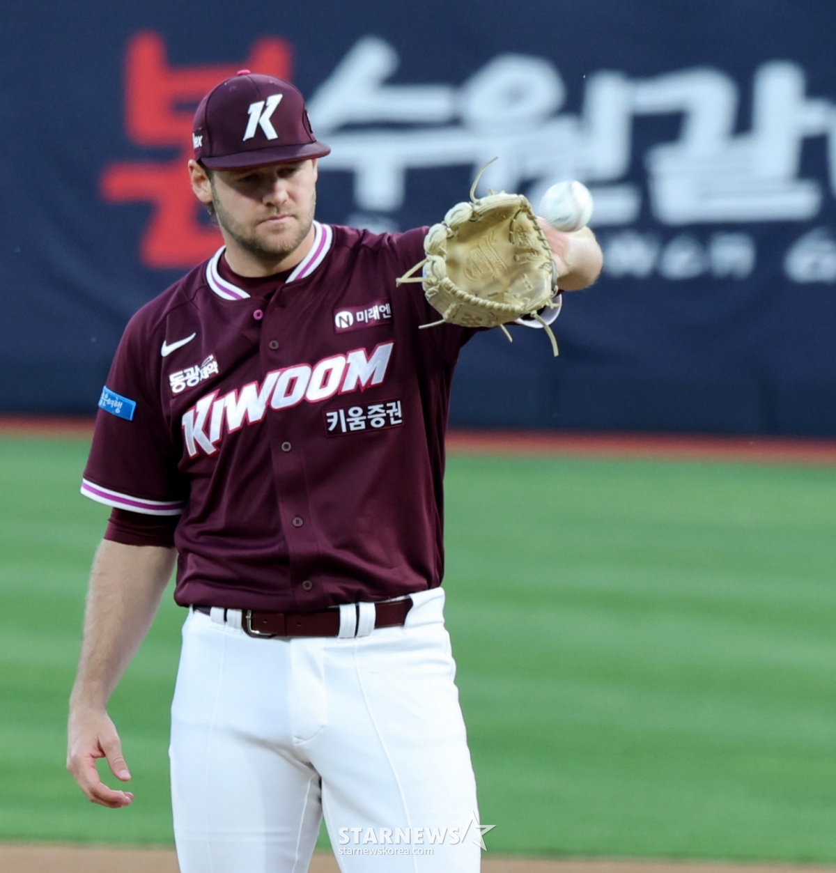El lanzador abridor diestro de Kiwoom, Wills, se desempeña con gran esfuerzo en el partido entre KT Wiz y Kiwoom Heroes, celebrado el 17 de 2026 en el parque SuwonKT Wiz. /Foto=reportero sénior Kang Young-jo cameratalks@

Wills, que ha permitido tres carreras hasta el final de la segunda entrada, /Foto=Kang Young-jo cameratalks@