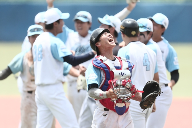 Ansan Waves celebrate after their semi-final victory. /Photo=KBO