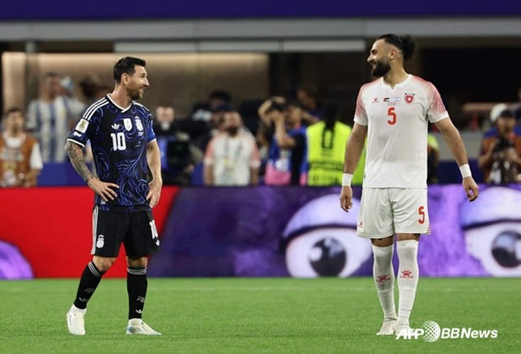 リオネル·メッシ（左）とヤザン·アル·アラブが試合中に話を交わしている。 /AFPBBNews=ニュース1