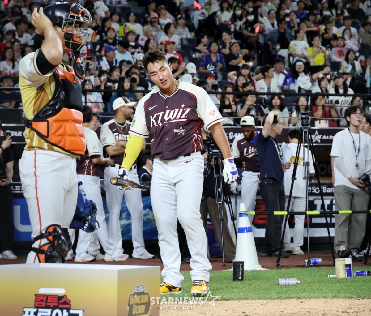 El monstruoso bateador Ahn Hyeon-min participó en el All-Star Home Run Derby realizado tras el partido de la Liga KBO Futures All-Star 2025 entre la Liga del Sur y la Liga del Norte, celebrado el día 11 en el Daejeon Hanwha Life Ball Park, pero tras una lucha difícil fue eliminado en la ronda preliminar. 2025.07.11. /Foto=reportero sénior Kang Young-jo