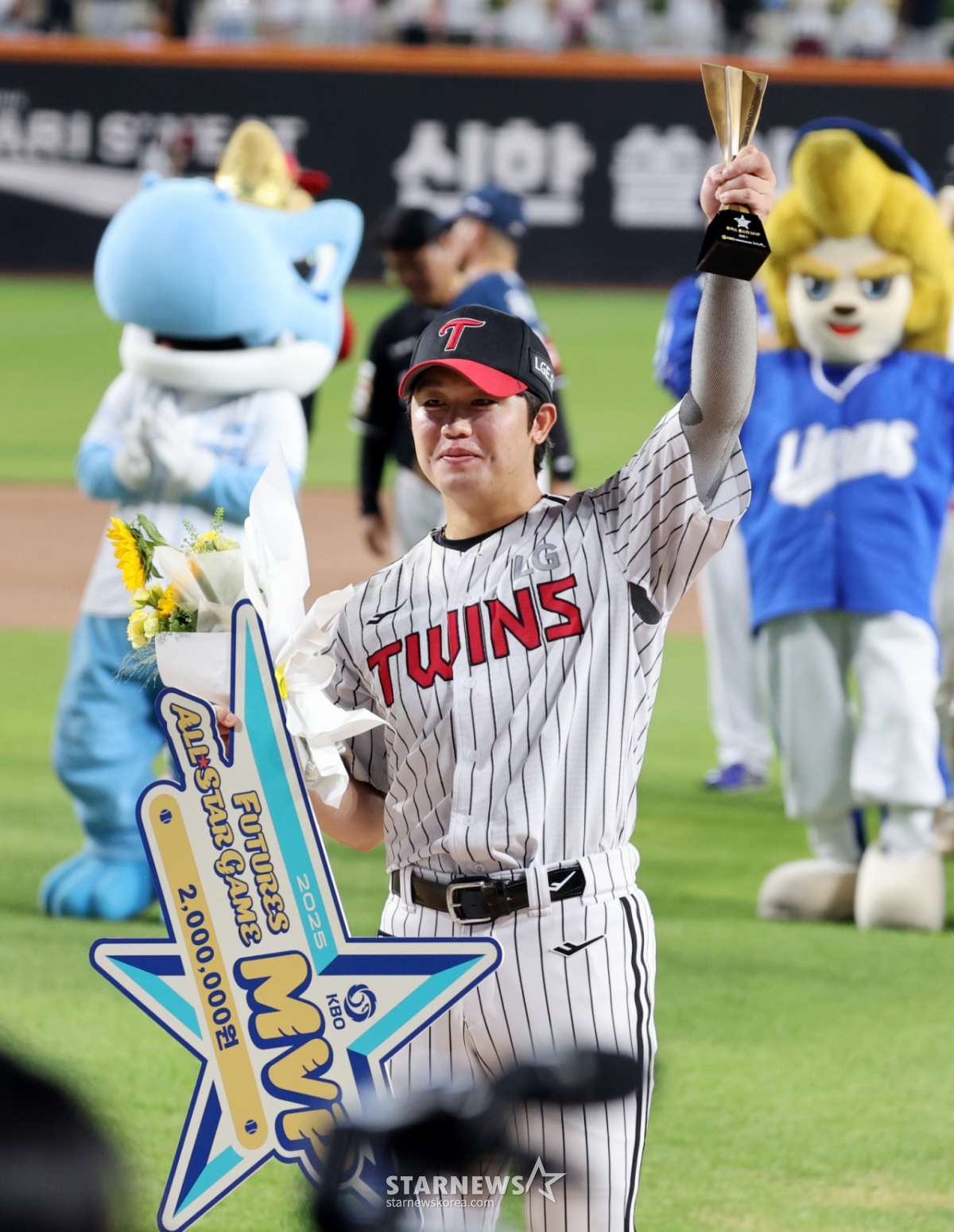 El lanzador del equipo del Norte, Son Yong-jun, recibió el trofeo de MVP de los All-Stars de la Liga Futures de manos del presidente de la KBO, Heo Goo-yeon, tras ser seleccionado como el MVP de los All-Stars de la Liga Futures en el partido entre la Liga del Sur y la Liga del Norte, celebrado el día 11 en el Daejeon Hanwha Life Eagles Park. 2025.07.11. /Foto=reportero sénior Kang Young-jo