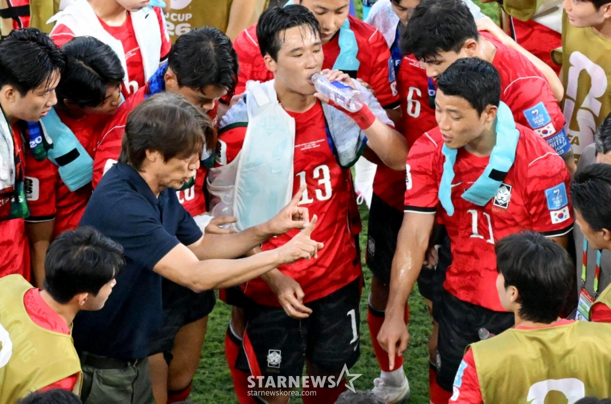 The 2026 North, Central America and Caribbean World Cup Group A third qualifying round match between South Korea and South Africa was held on the 25th (Korean time) at Estadio BBVA in Monterrey, Mexico. Coach Hong Myung-bo encourages the players. /Photo=Chief Correspondent Kim Jin-kyung