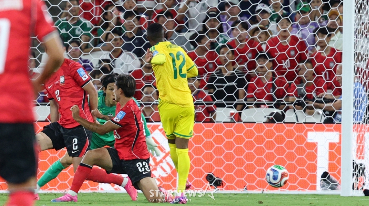 The 2026 North, Central America and Caribbean World Cup Group A third qualifying match between South Korea and South Africa was held on the 25th (Korea time) at Estadio BBVA in Monterrey, Mexico. Son Heung-min watches as South Africa's Tafel Maseko takes a powerful shot. /Photo=Chief correspondent Kim Jin-kyung