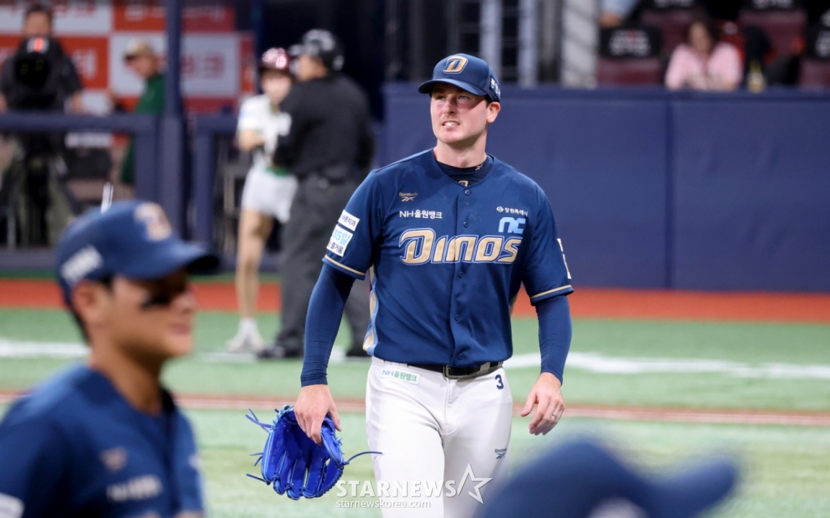 Dinos starting pitcher Riley heads to the dugout after completing the defensive play in the bottom of the 2nd inning of the 2026 KBO League Kiwoom Heroes vs. NC Dinos game held at Gocheok Sky Dome on the 11th. 2026.06.11. /Photo=Senior reporter Kang Young-jo cameratalks@