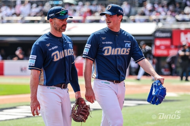 今年5月、デイビッドソン（左）とライリー。 /写真=NCダイノス/写真=NCダイノス