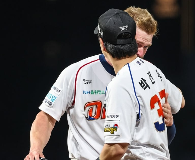Park Geon-woo shedding tears and talking with Davidson immediately after the game on the 26th. /Photo=NC Dinos