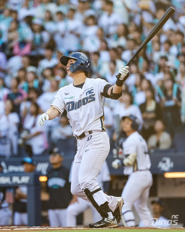 Park Geon-woo watching the ball after hitting a three-run home run in the game on the 28th. /Photo=NC Dinos