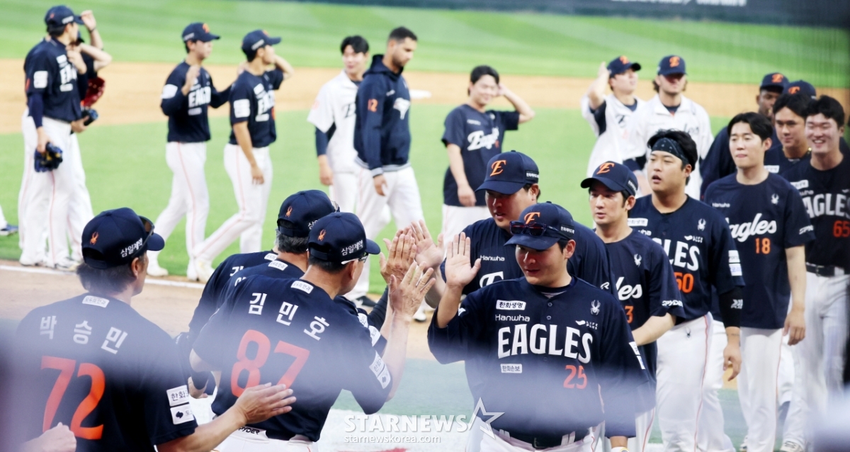 [포토]'승리 못챙겨줘 미안' 김경문 감독
