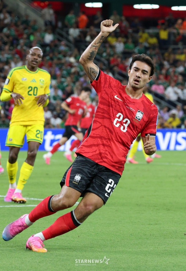 2026年北中米ワールドカップ（W杯）A組3次予選の韓国対南アフリカ共和国戦が25日（韓国時間）、メキシコ·モンテレイのエスタディオBBVAで行われた。  イェンスがイ·ガンインのクロスを受けられないまま親指を立てている。 /写真=キム·ジンギョン待機者