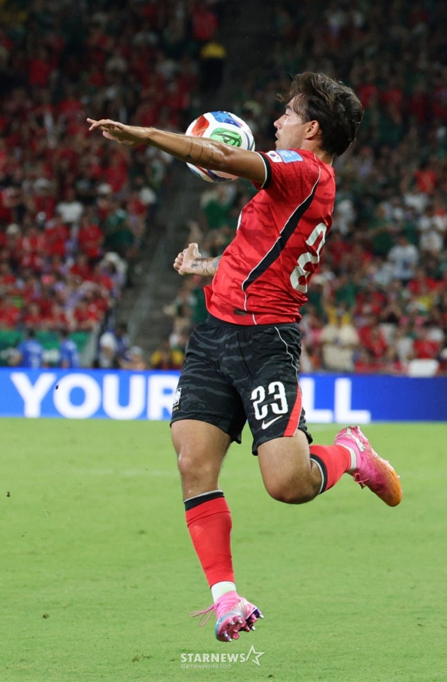 2026年北中米ワールドカップ（W杯）A組3次予選の韓国対南アフリカ共和国戦が25日（韓国時間）、メキシコ·モンテレイのエスタディオBBVAで行われた。  イェンスが胸でトラッピングしている。 /写真=キム·ジンギョン待機者