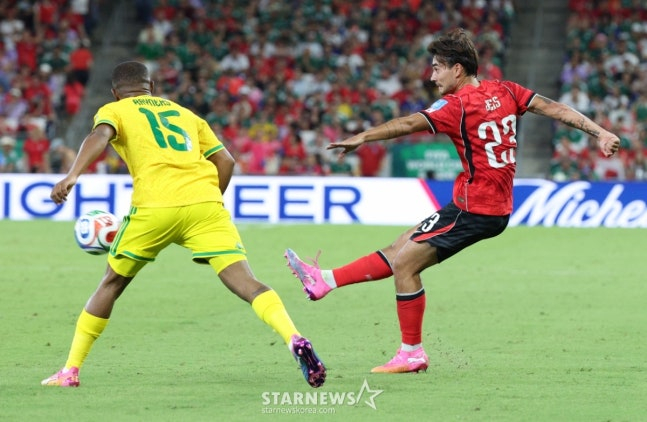 2026年北中米ワールドカップ（W杯）A組3次予選の韓国対南アフリカ共和国戦が25日（韓国時間）、メキシコ·モンテレイのエスタディオBBVAで行われた。  イェンスが南アフリカ共和国のエクラム·レイナスを抜いてシュートを放っている。 /写真=キム·ジンギョン待機者