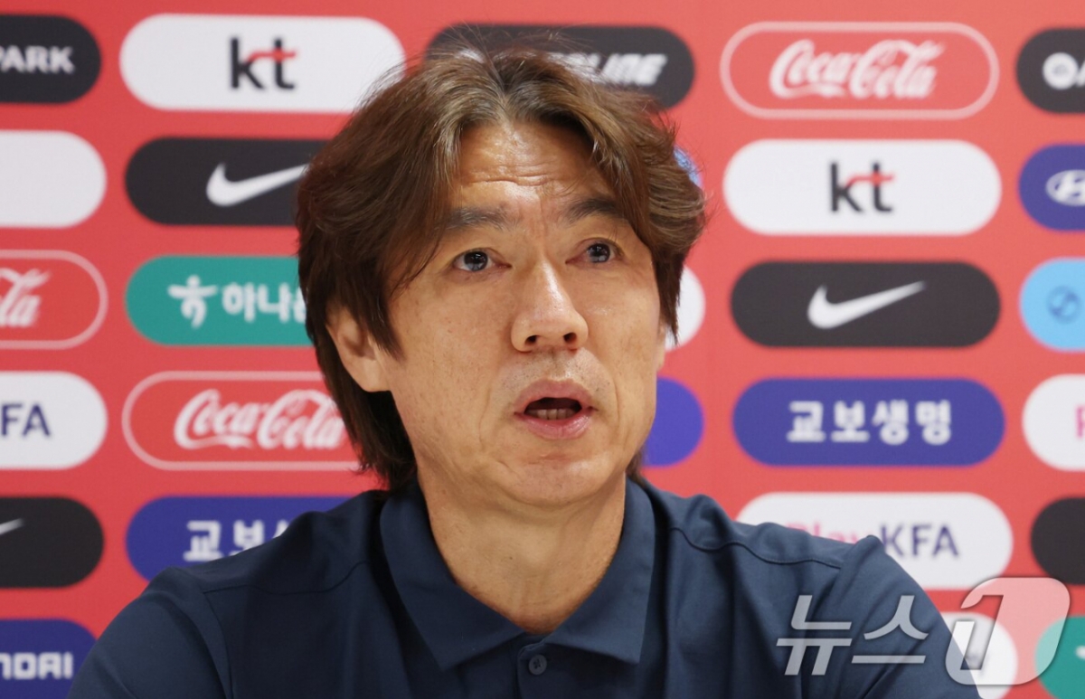 Coach Hong Myung-bo reads a statement at Chivas Verde Valle in Guadalajara, Zapopan, Mexico, the base camp of the South Korean national team, at 9:30 a.m. local time on the 28th. /Photo=NEWS1