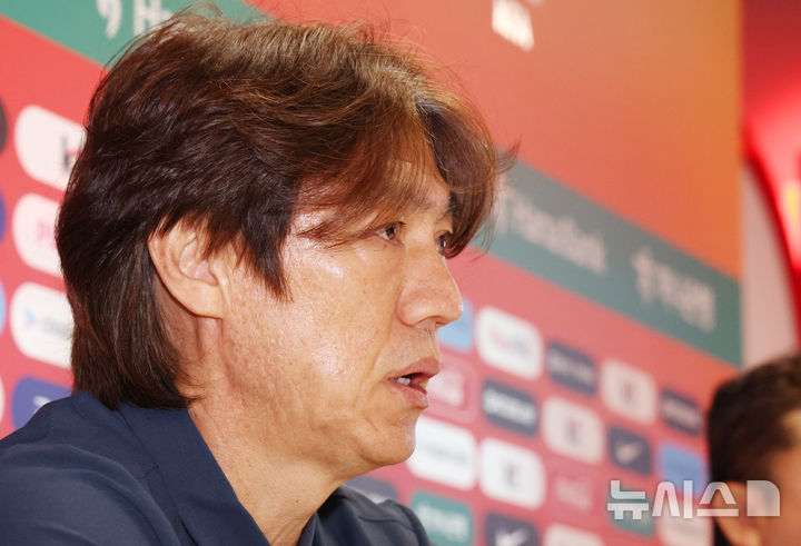 Coach Hong Myung-bo makes his resignation announcement. /Photo=NEWSIS