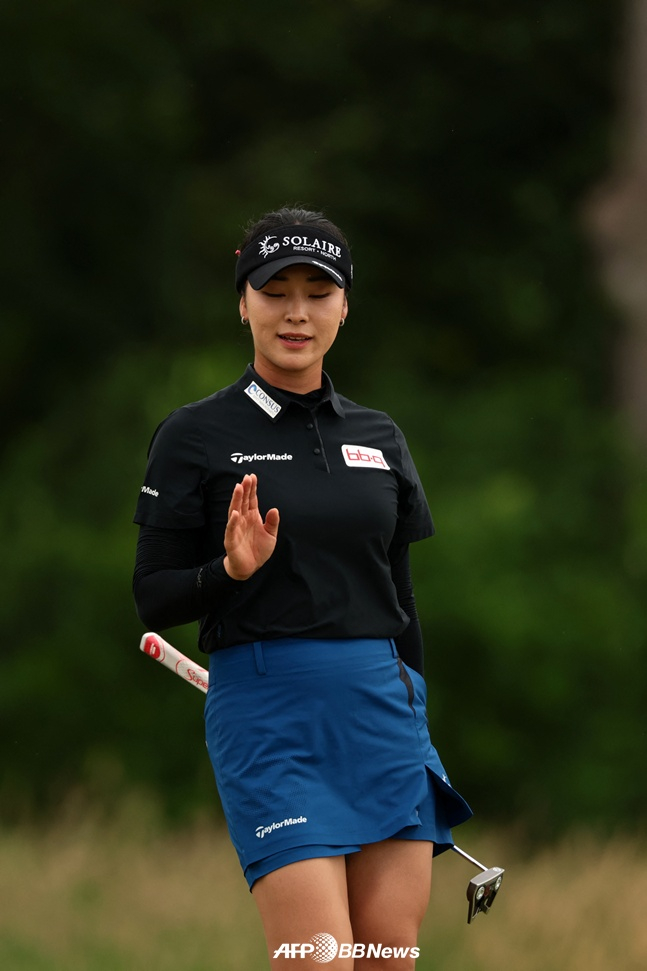 Yoon Na-ae raises her hand to acknowledge the gallery's cheers after sinking a putt during the final fourth round of the KPMG Women's PGA Championship, the season's third major with a total purse of $13 million, held on the 29th at Hazeltine National Golf Club (par 72) in Chaska, Minnesota, USA. /AFPBBNews=NEWS1
