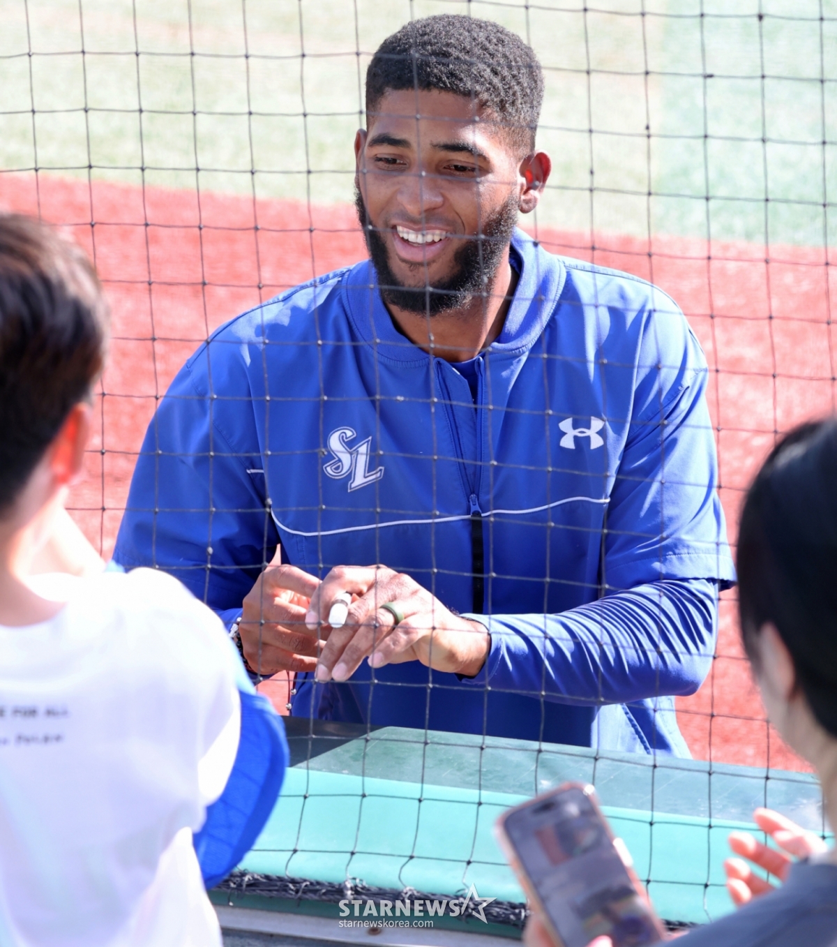 Samsung foreign hitter Diaz was signing autographs for fans during training ahead of the 2026 KBO League match between SSG Landers and Samsung Lions, which will be held on the 28th at Incheon SSG Landers Field. 2026.05.28. /Photo=Kang Young-jo cameratalks@