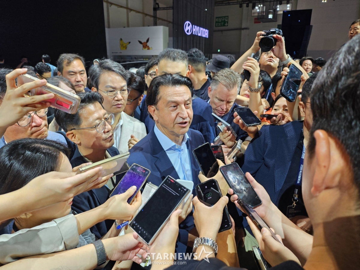 Jose Munoz Hyeon Dae-cha (President) is answering reporters' questions