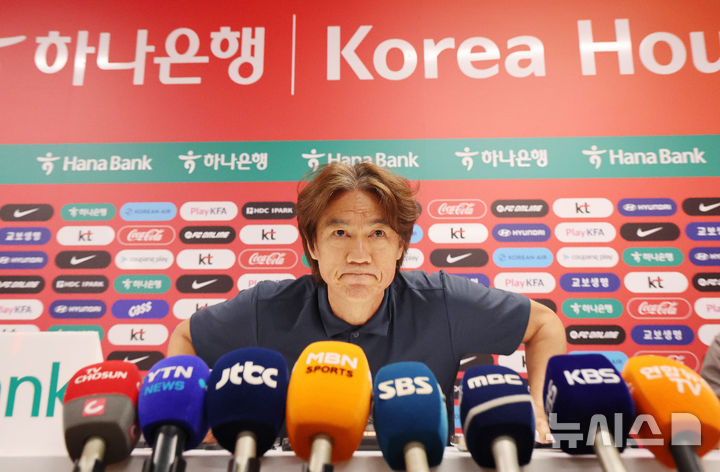 El entrenador Hong Myung-bo se levanta de su asiento tras anunciar su dimisión. /foto=proporcionado por NEWSIS