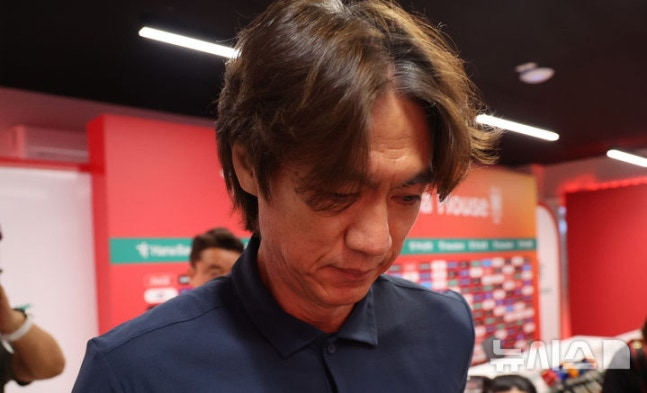 El entrenador Hong Myung-bo se desplaza tras anunciar su dimisión. /Foto=proporcionado por NEWSIS
