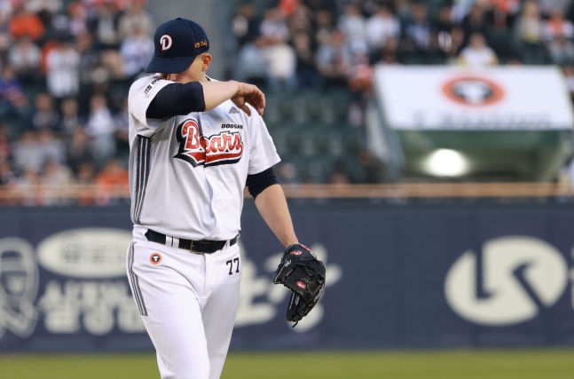 Doosan Bears foreign pitcher Chris Flexen heads to the dugout after completing the first inning in a game against Hanwha Eagles on April 3. /Photo=Doosan Bears