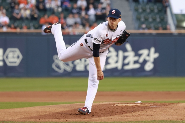 Doosan Bears foreign pitcher Chris Flexen pitches in the first inning during a game against Hanwha Eagles on April 3. /Photo=Doosan Bears