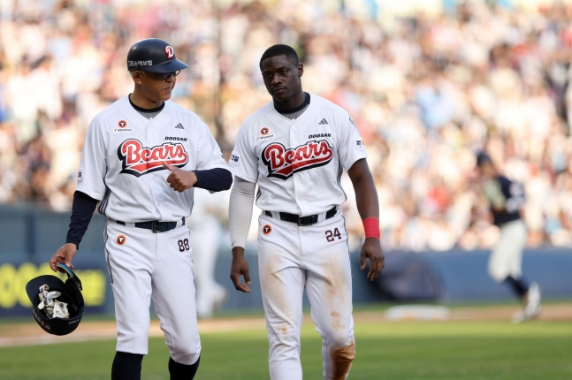 Doosan Bears foreign batter Daz Cameron (right). /Photo=Doosan Bears