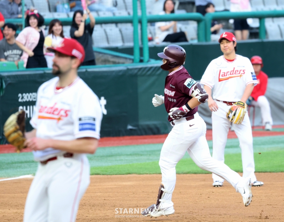 SSG Landers' Anthony Venegas (left) looks disappointed after giving up a two-run home run to Hyura during a home game against Kiwoom Heroes on the 2nd. /Photo=Senior reporter Kang Young-jo