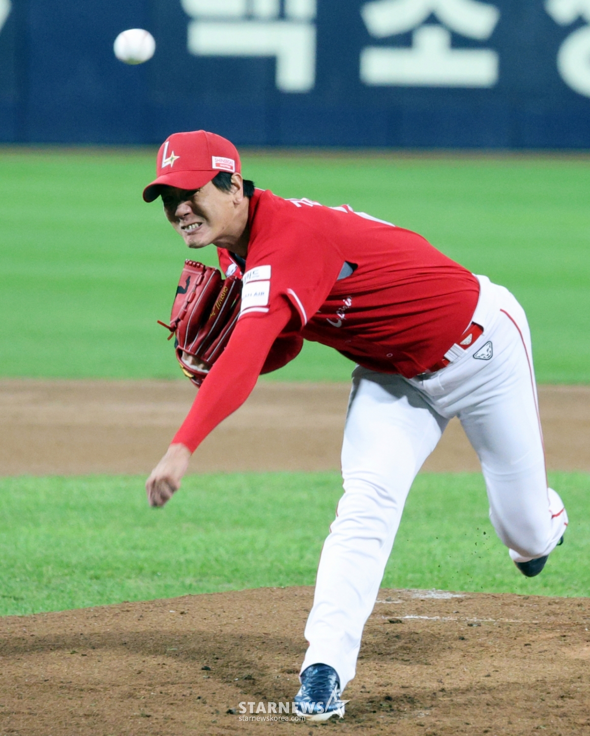 SSG Landers' Kim Kwang-hyun pitches during the fourth game of the Korean Series against Samsung Lions on October 14 last year. /Photo=Senior reporter Kang Young-jo