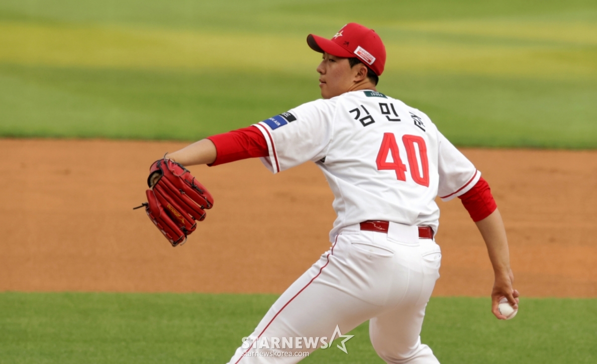 SSG Landers rookie pitcher Kim Min-jun pitches during a home game against Lotte Giants on the 16th. /Photo=Senior reporter Kang Young-jo