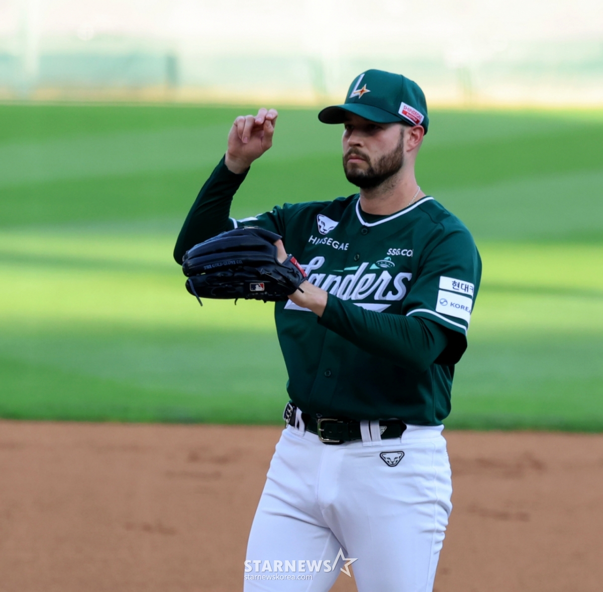 SSG Landers' Thomas Hatch receives the ball from the catcher during a home game against Hanwha Eagles on the 26th. /Photo=Senior reporter Kang Young-jo