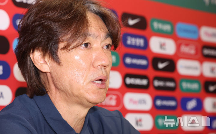 サッカー韓国代表の洪明甫（ホン·ミョンボ）監督が記者会見を通じて辞任の意思を明らかにしている。 /写真=ニューシス提供