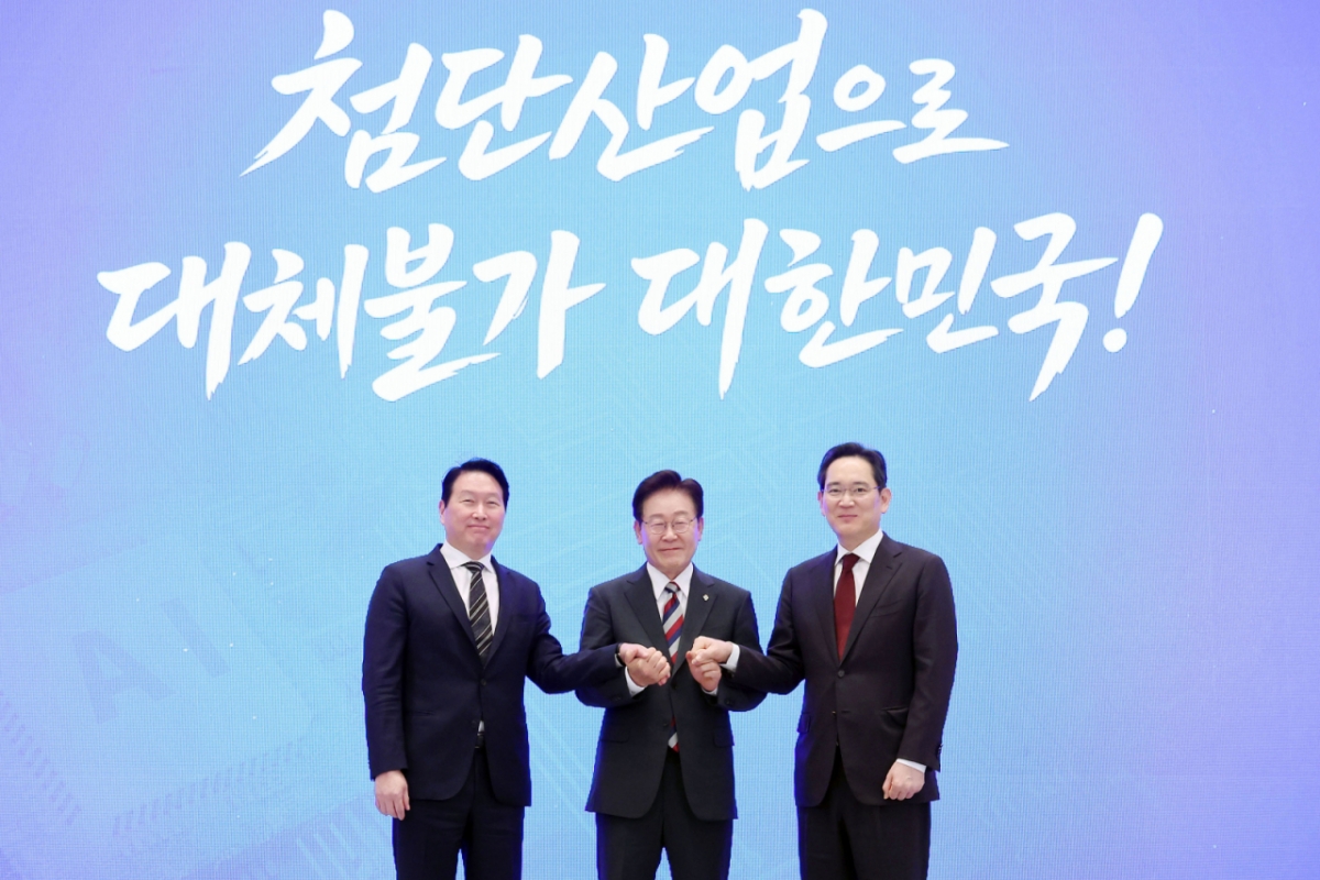 President Lee Jae-myung and Lee Jae-yong (right), Chairman of Samsung Electronics, along with SK Group Chairman Choi Tae-won, pose for a commemorative photo at the 'Republic of Korea's Great Leap Forward: Three Mega Projects National Report' held at the Cheong Wa Dae Guest House on the 29th. /Photo provided by NEWSIS